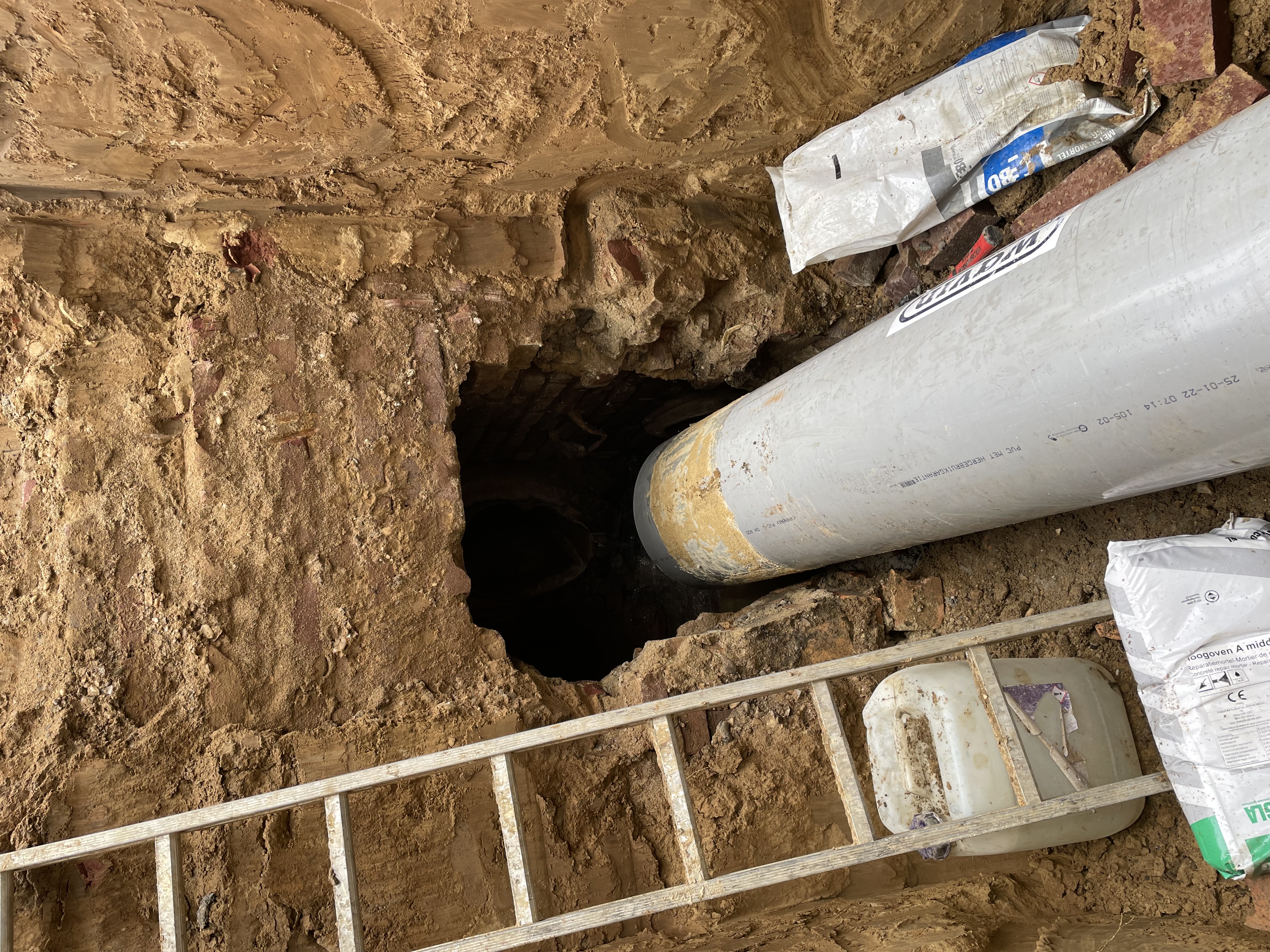 Rioolrenovatie overstortput - Grondwerk project foto