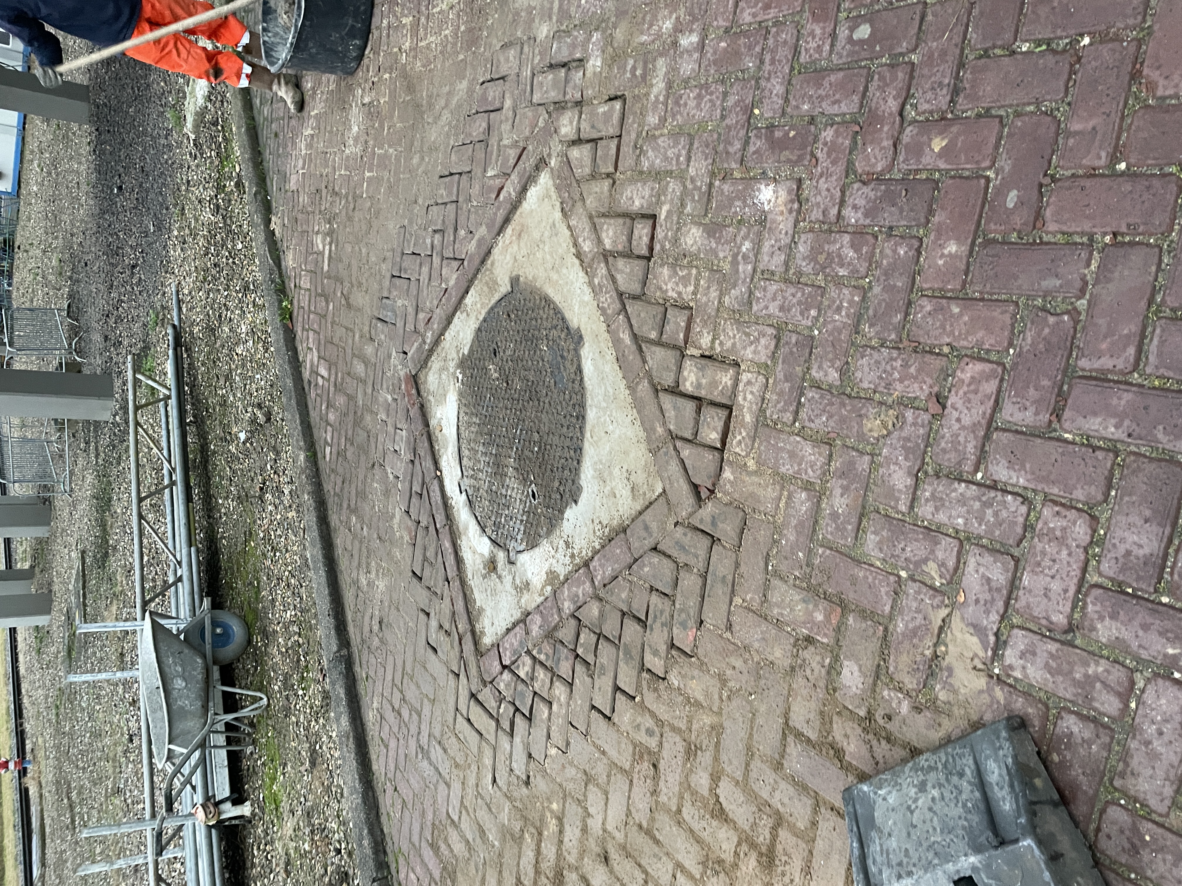 Vervangen putdeksels door gasdichte putdeksel - Riolering project foto