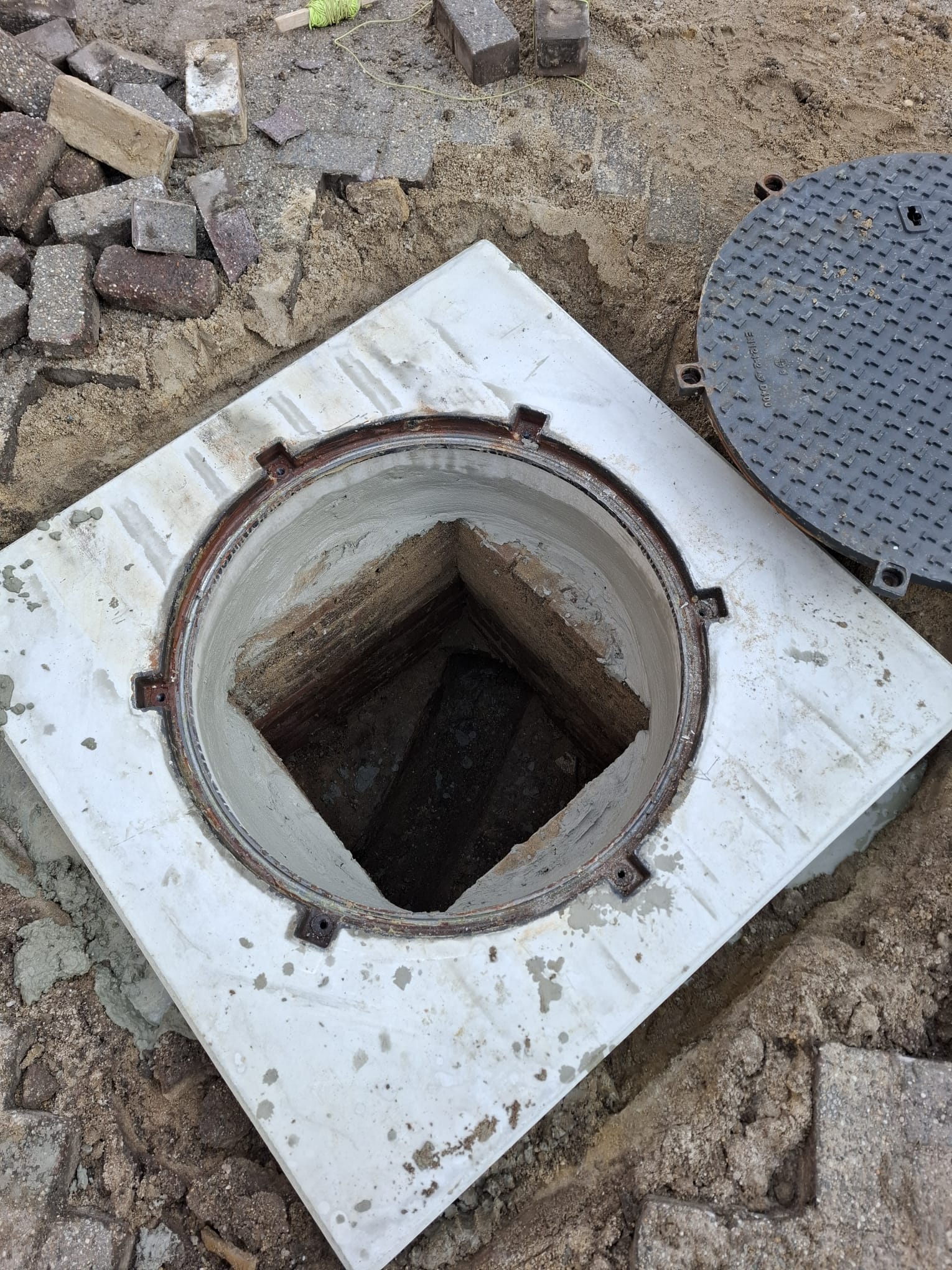 Vervangen putdeksels door gasdichte putdeksel - Riolering project foto
