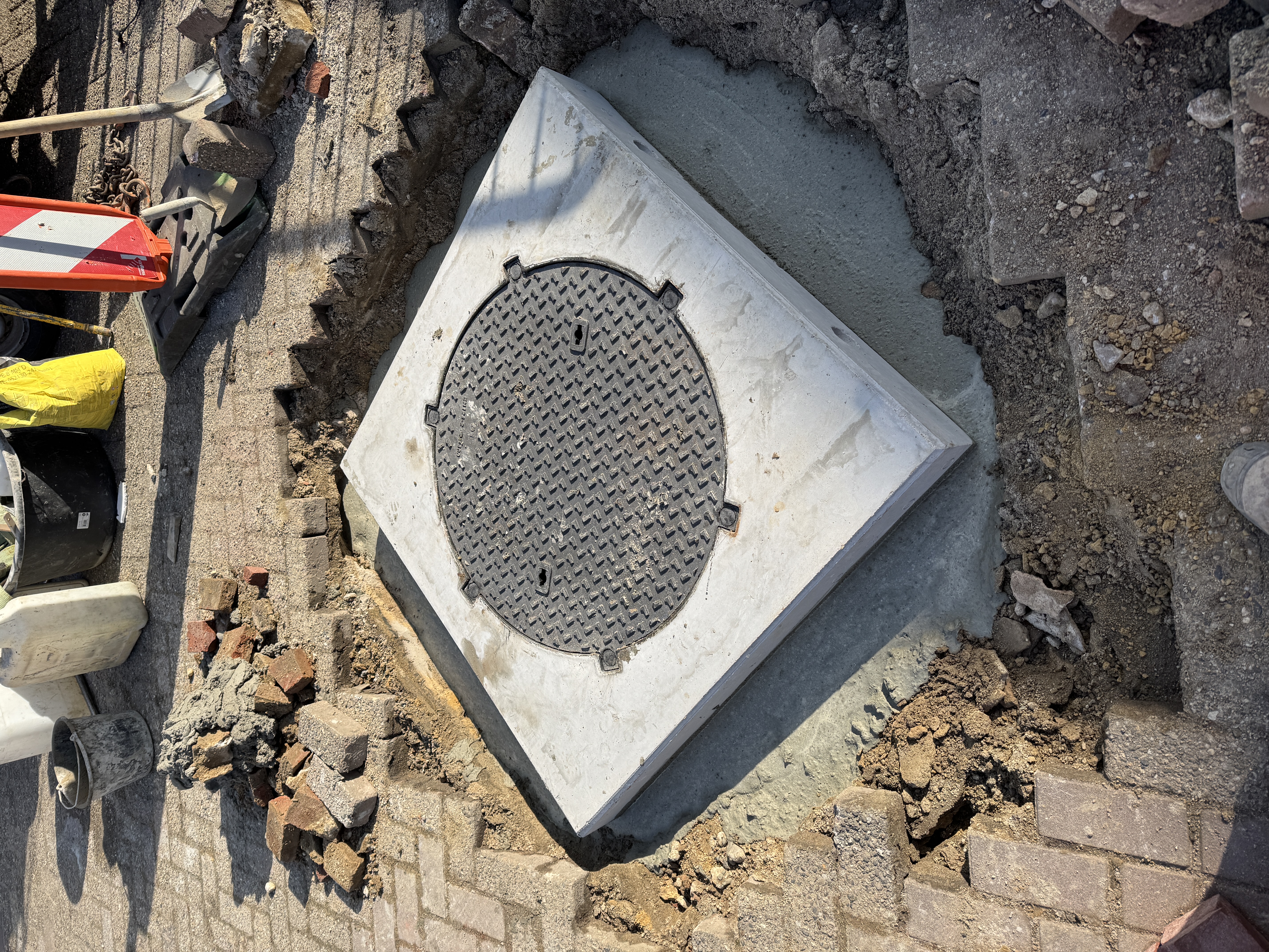 Vervangen putdeksels door gasdichte putdeksel - Riolering project foto