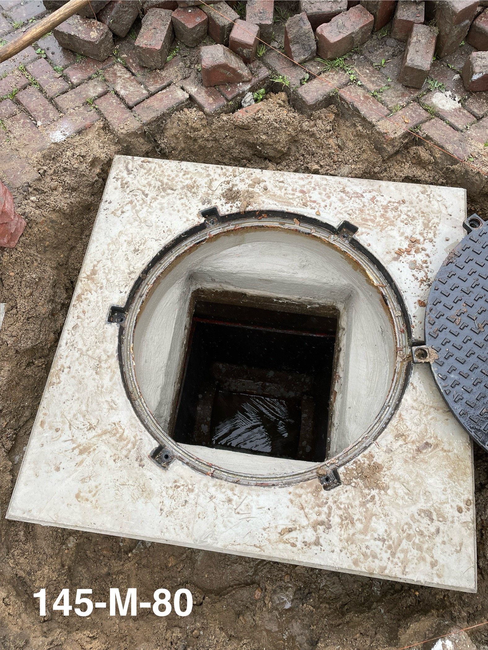 Vervangen putdeksels door gasdichte putdeksel - Riolering project foto