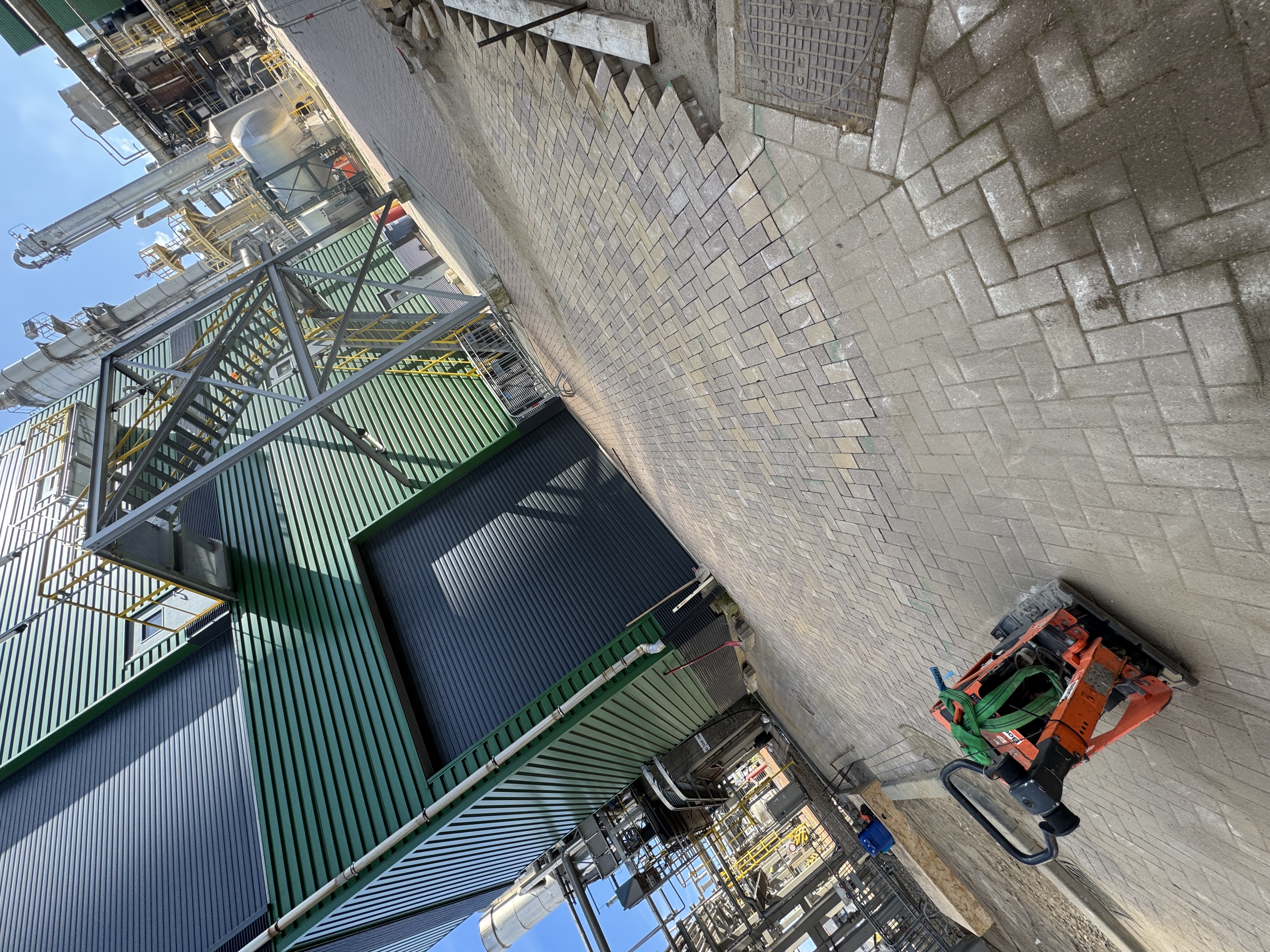 Herstel inrit voor vrachtverkeer - Straatwerk project foto