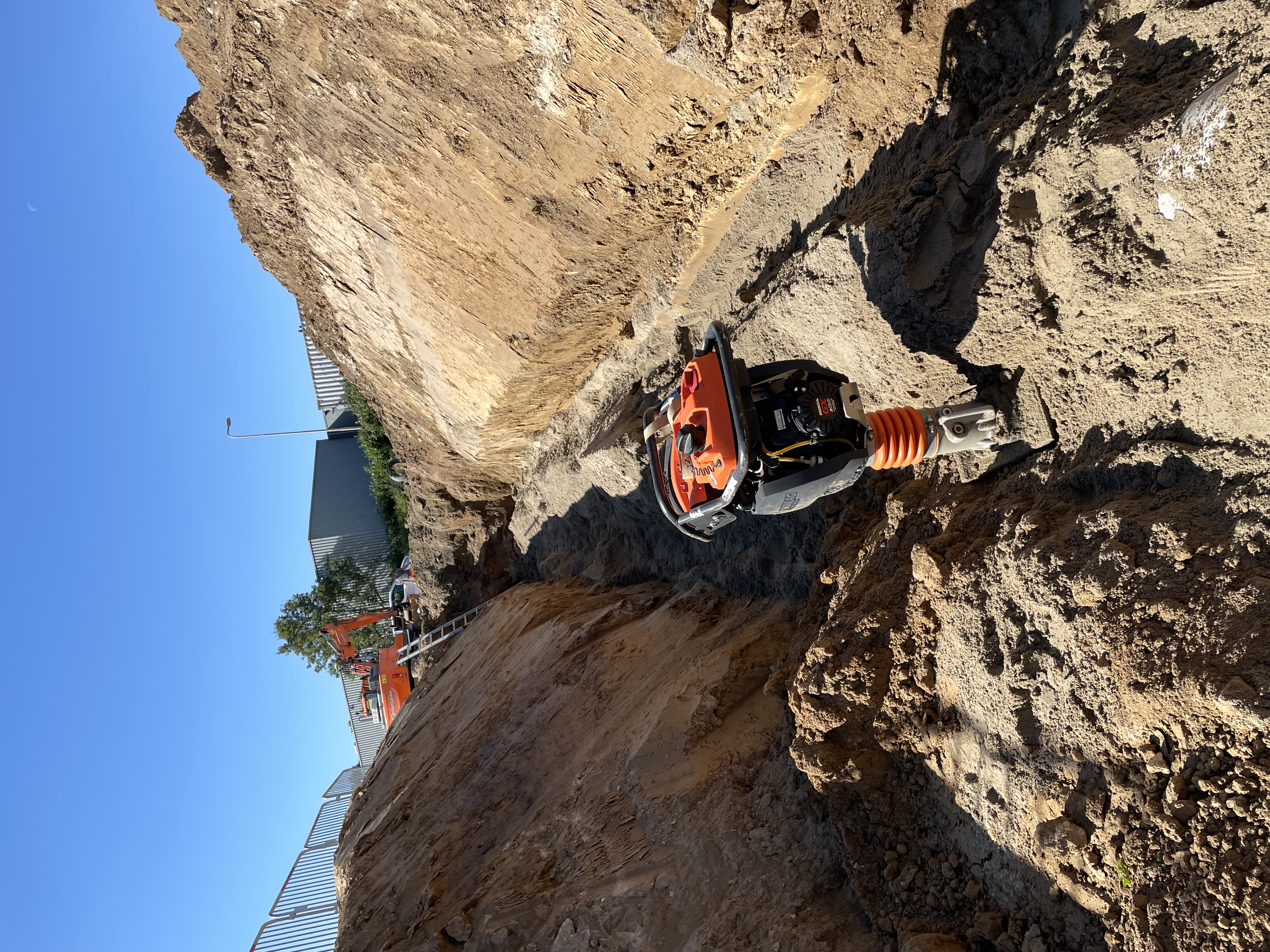 Herstel 30 meter hoofdriool en opmetselen nieuwe put - Riolering project foto