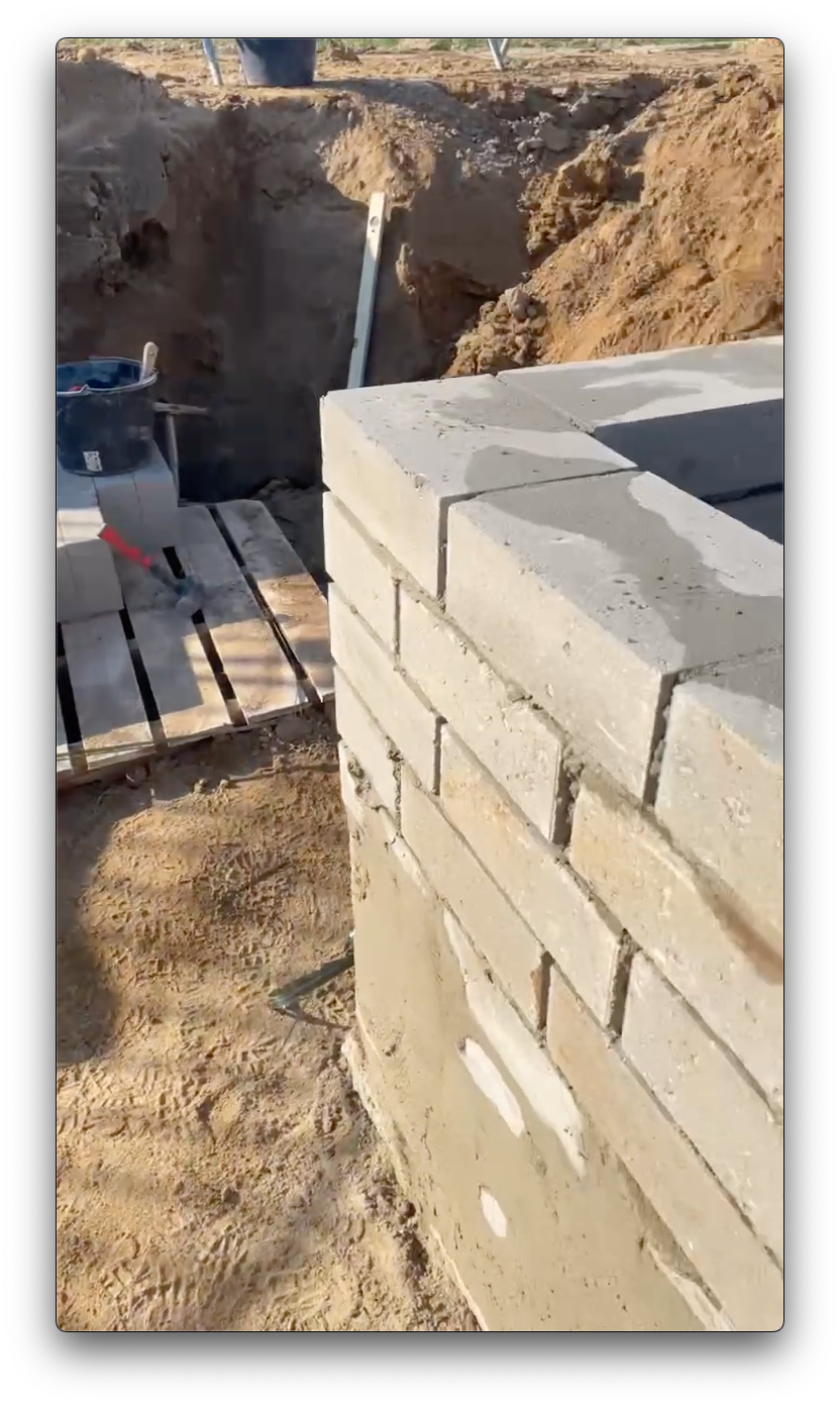 Herstel 30 meter hoofdriool en opmetselen nieuwe put - Riolering project foto