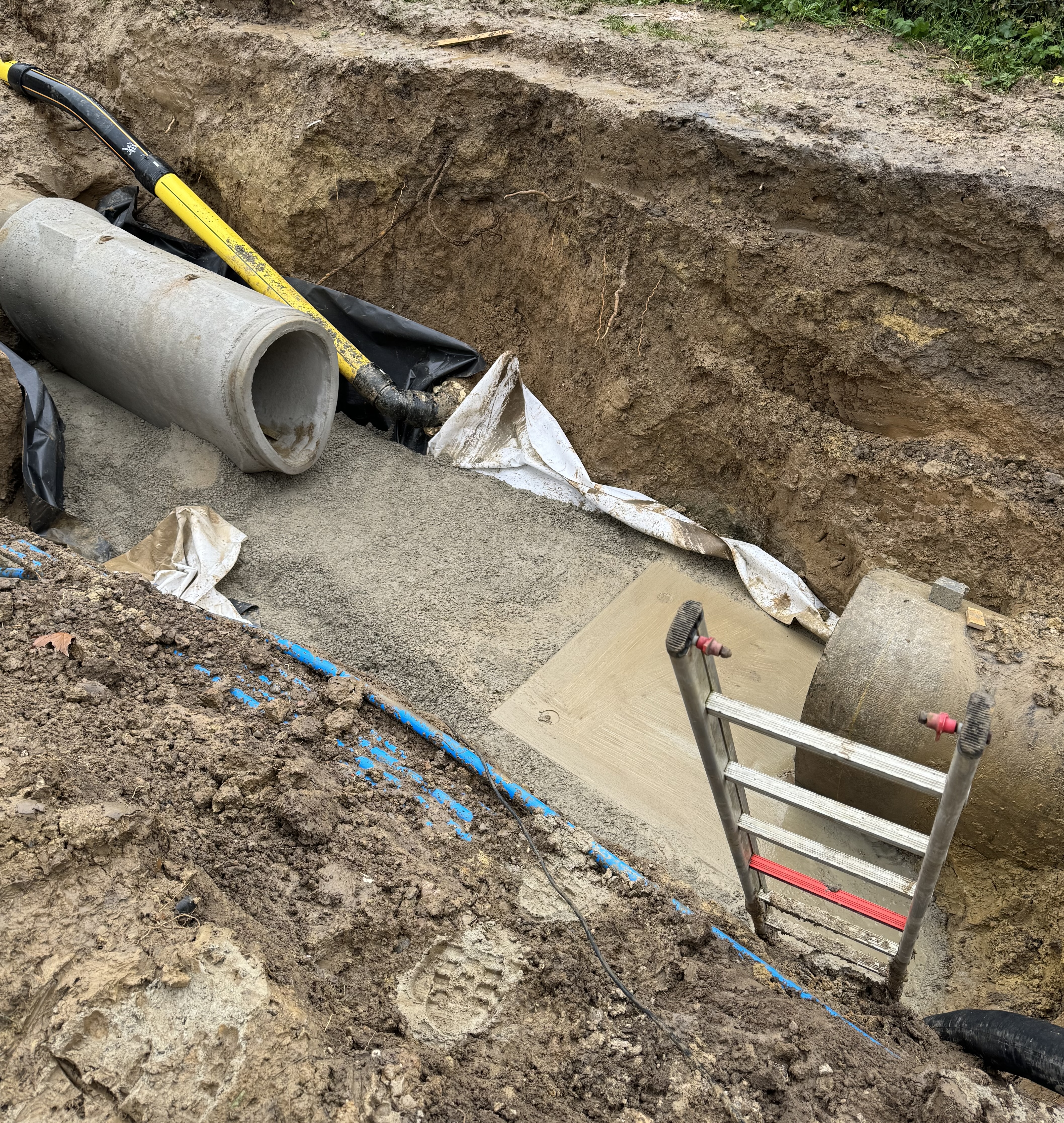 Herstel hoofdriool en plaatsen put - Riolering project foto